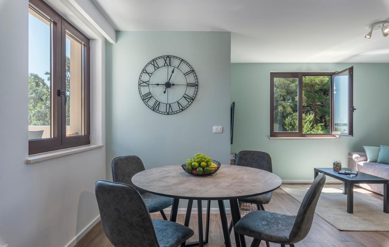 Just Renovated Stylish 2 Bedrooms Apartment Only A Few Steps From The Beach! Novigrad Istria Extérieur photo