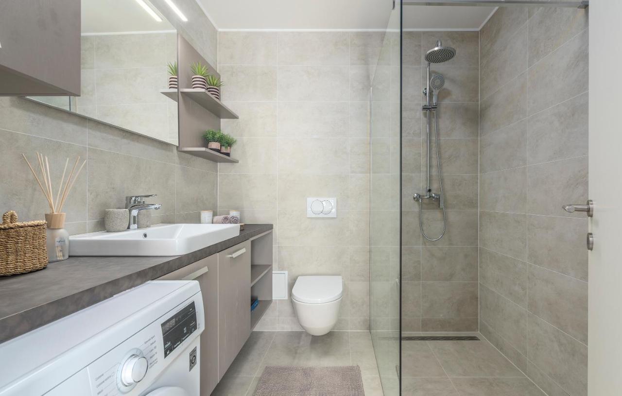 Just Renovated Stylish 2 Bedrooms Apartment Only A Few Steps From The Beach! Novigrad Istria Extérieur photo